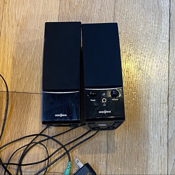 Insignia by Sigvaris Portable Audio & Video Insignia Speakers